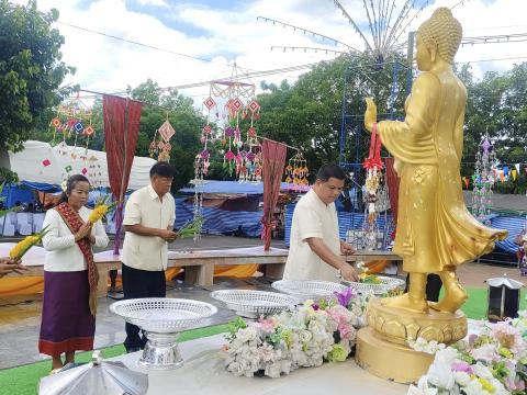 ประเพณีตักบาตรบนหลังช้างและนมัสการพระพุทธรูปใหญ่