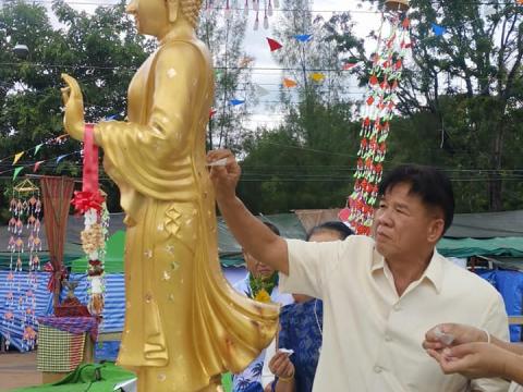 ประเพณีตักบาตรบนหลังช้างและนมัสการพระพุทธรูปใหญ่