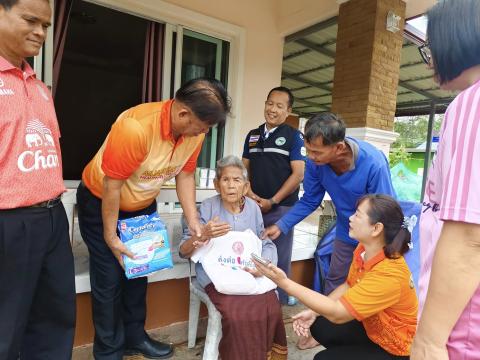 มอบชุดของขวัญให้กับผู้สูงอายุครบ 100 ปี