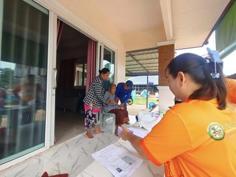 มอบชุดของขวัญให้กับผู้สูงอายุครบ 100 ปี