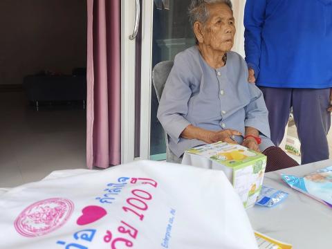 มอบชุดของขวัญให้กับผู้สูงอายุครบ 100 ปี