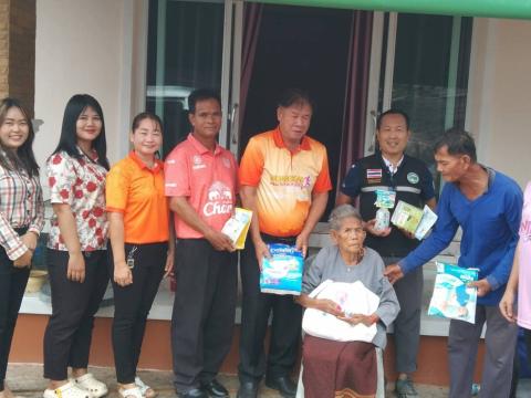 มอบชุดของขวัญให้กับผู้สูงอายุครบ 100 ปี