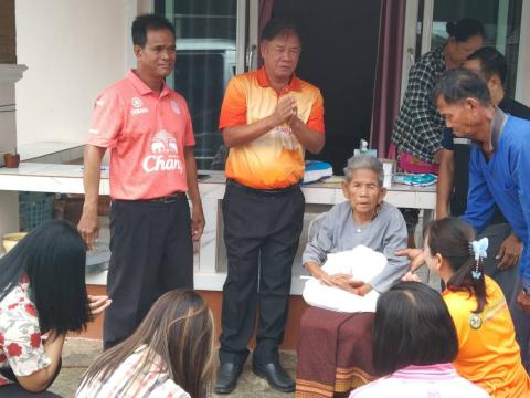 มอบชุดของขวัญให้กับผู้สูงอายุครบ 100 ปี